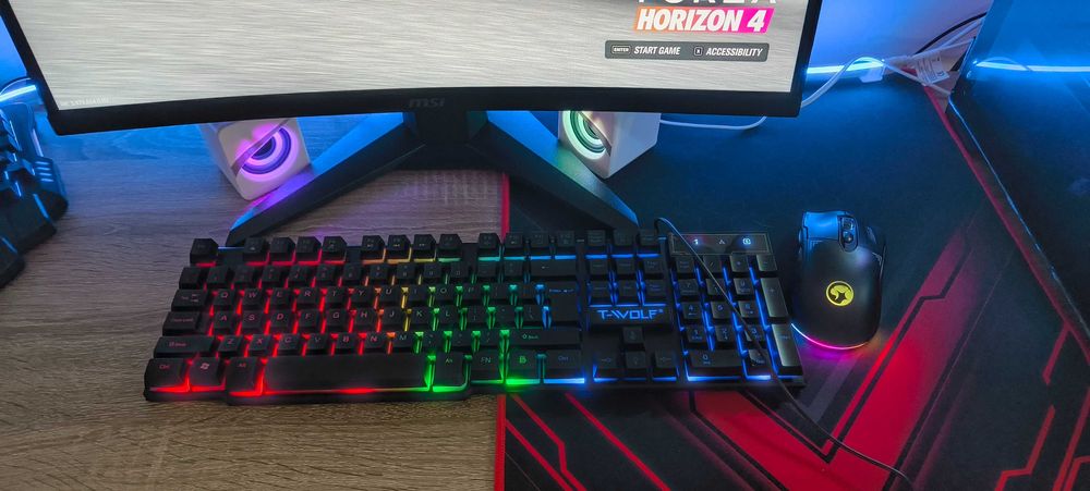 Геймърски компютър с монитор