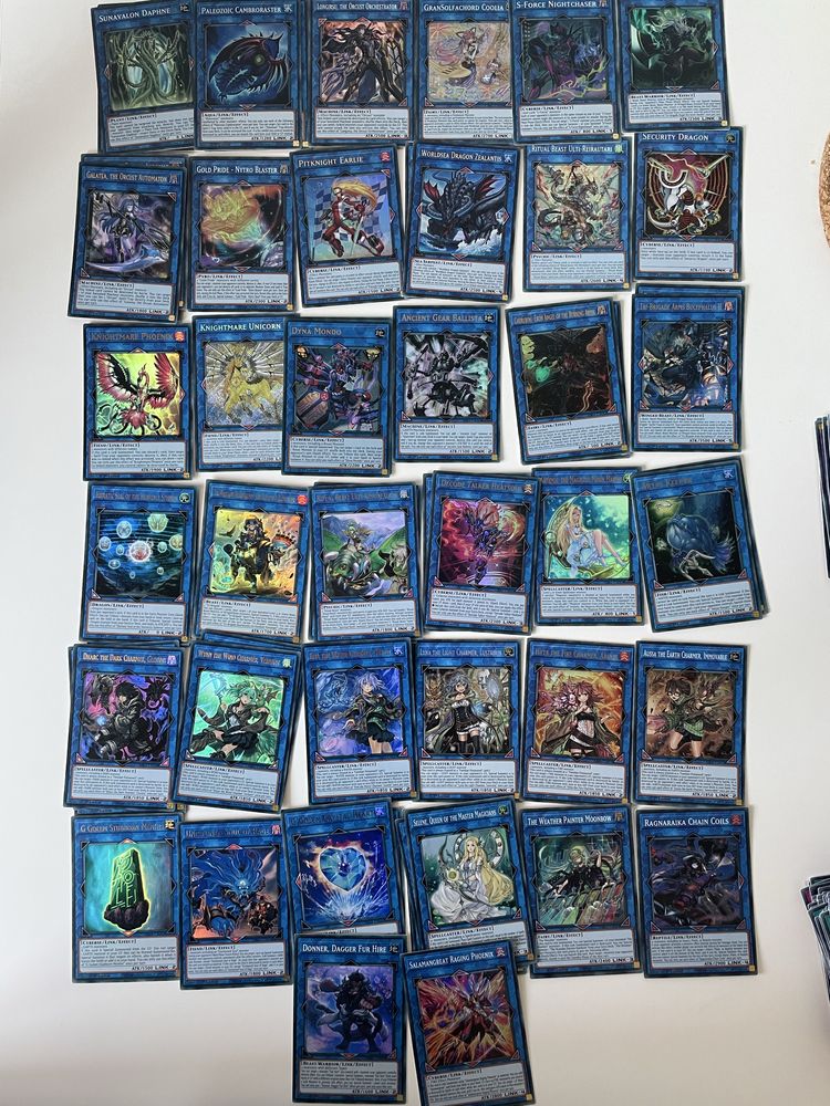 550+  карти Yu-Gi-Oh с метална кутия