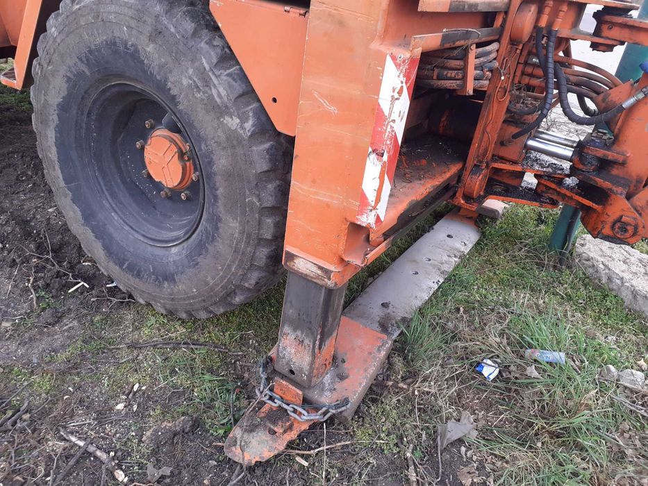 Багер, челен товарач с копател