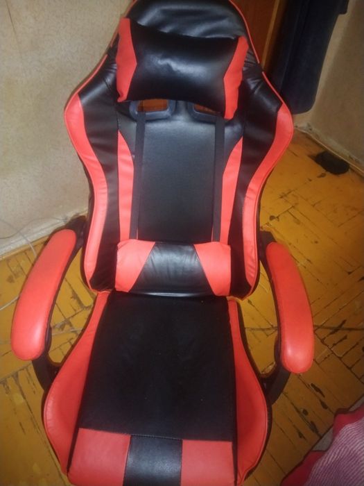 Игровое компьютерное кресло в хорошем состоянии