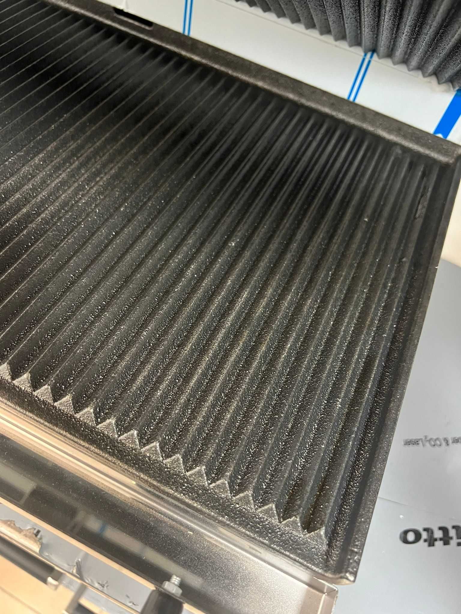Toaster electric cu suprafata canelata