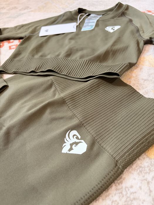 Дамски спортен екип за фитнес и йога.