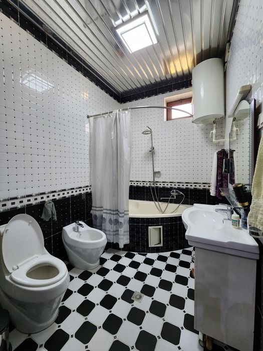 4 xonali hashamatli kvartira sotiladi. 110000$