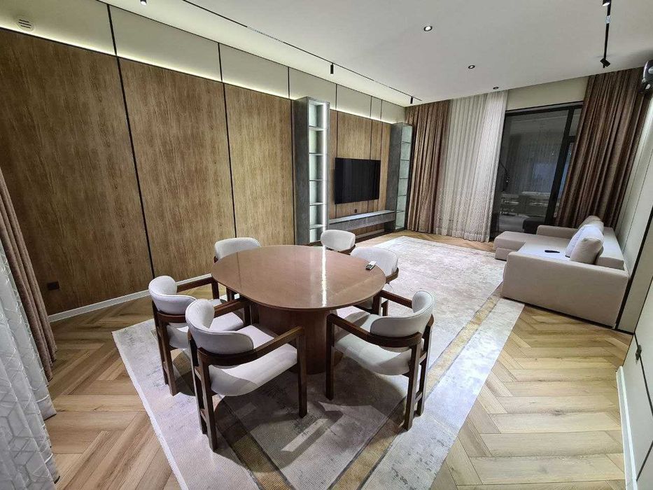 Амир-Тимур Хайтек с мебелью