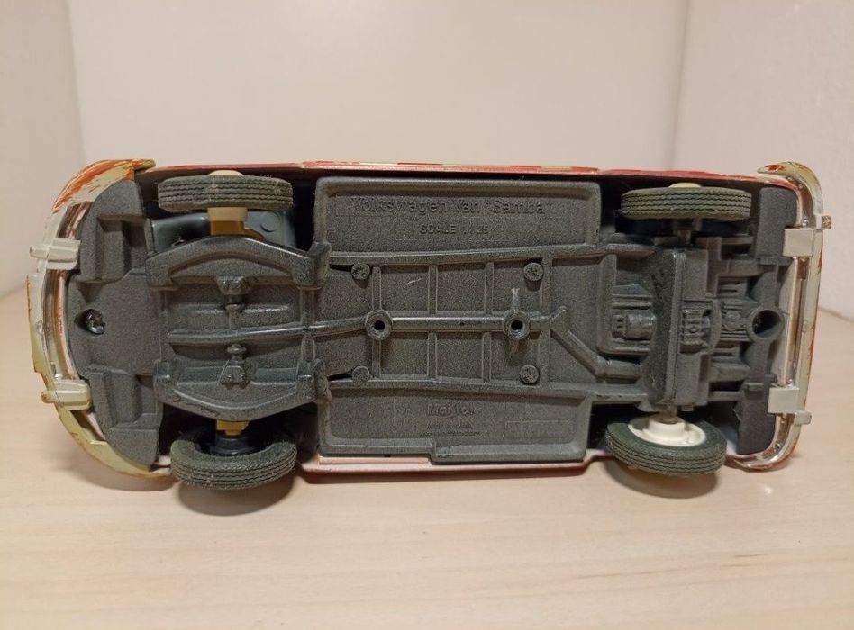 VW samba 
Scara 1:25
Maisto

Pozele reflectă realitatea. Se vinde exac