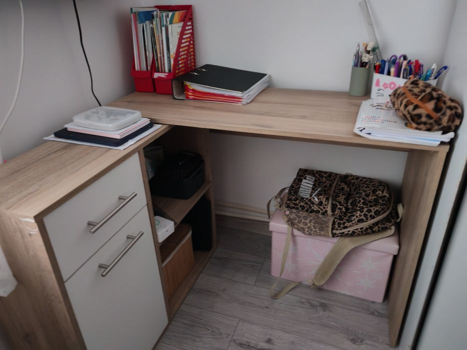 Birou pe colț ,stare foarte buna