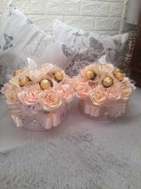 Кутии със сатенени рози и бонбони
