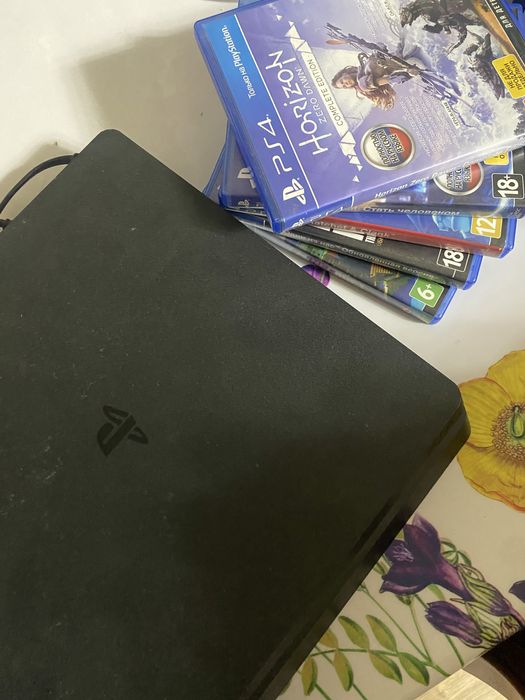 ПРОДАМ PS4 с играми и с 2 джойстиками