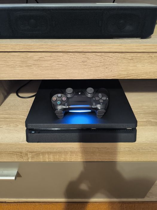 Vind Ps 4 Slim de 1 Tera, stare foarte bună de funcționare la 599 lei!