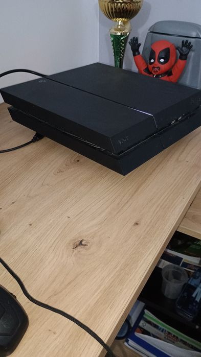 Vând PS4 cu patru jocuri incluse și cu volan de colecție inclus
