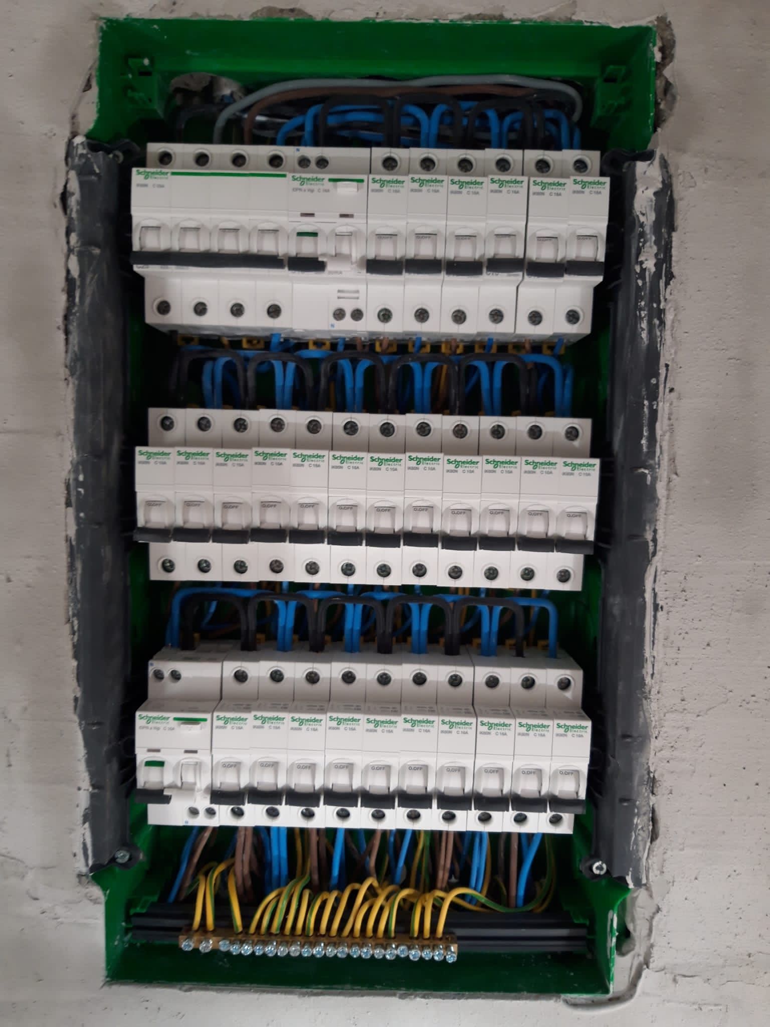 Electrician Autorizat de ANRE si recomandat de Schneider Electric