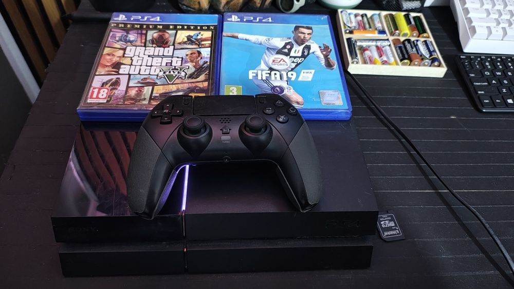 PlayStation 4 modabil cu maneta și 2 jocuri