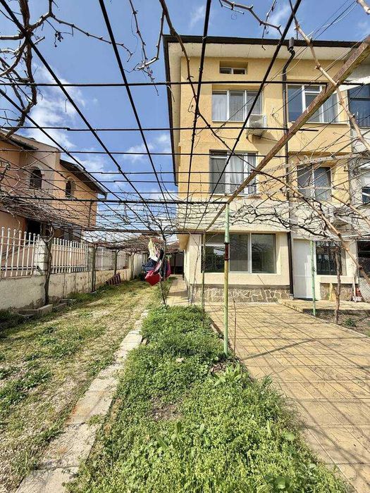Триетажна къща с двор и навес в центъра на кв. Ветрен