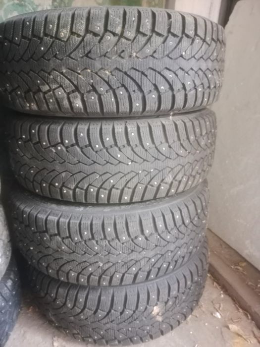 Продам новую зимнию резину вместе с дисками R-16