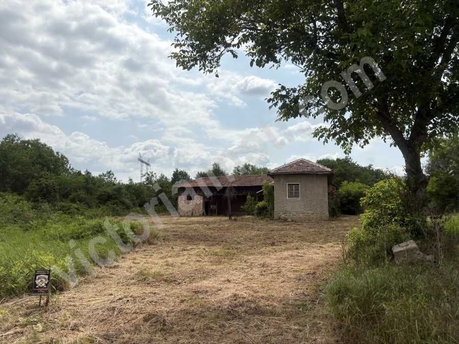 Къща със самостоятелен път в с. Церова Кория