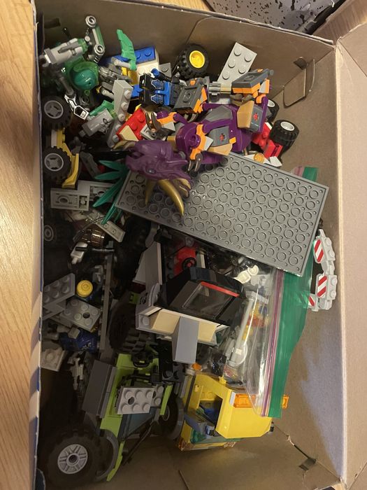 Vand jucării lego