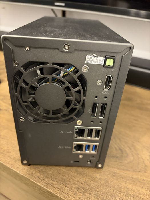 server NAS ASUS mediaplayer cu telecomanda