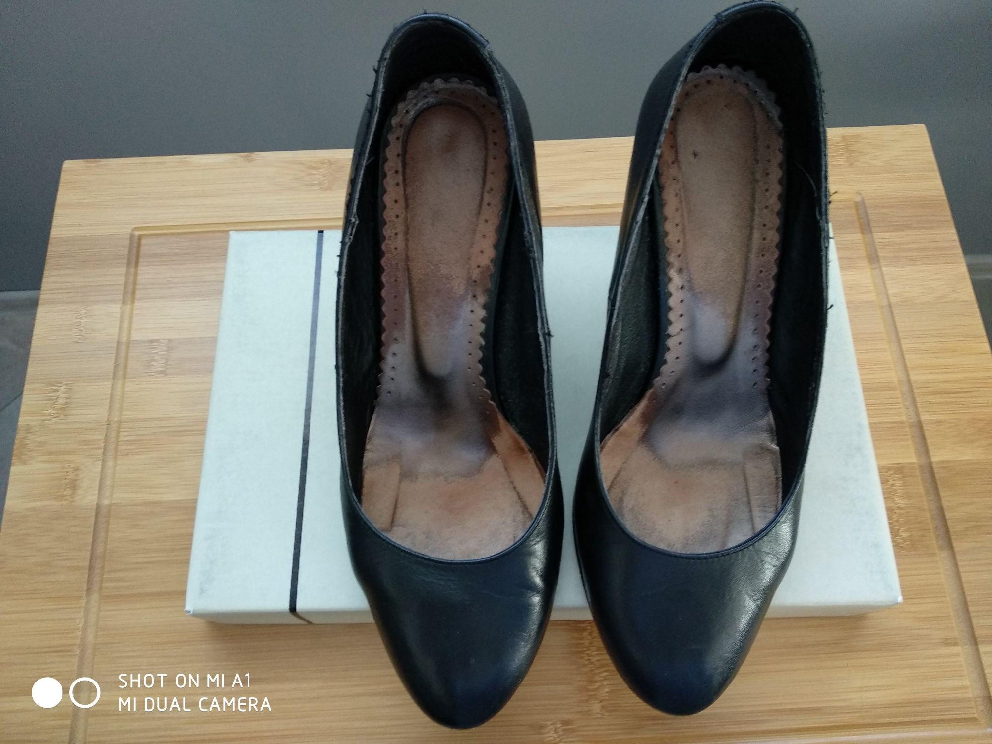 Дамски черни обувки с ток