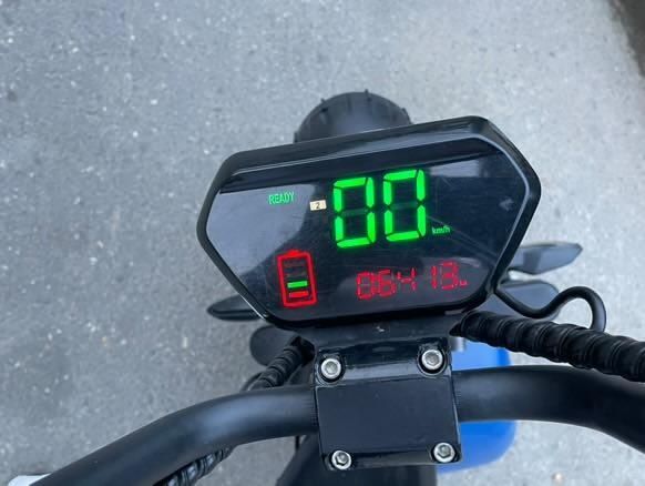 Vând scuter moped  mici probleme se schimbă cu 250 lei