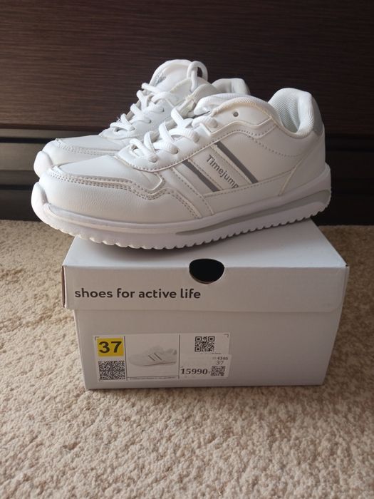 Продам женские кроссовки