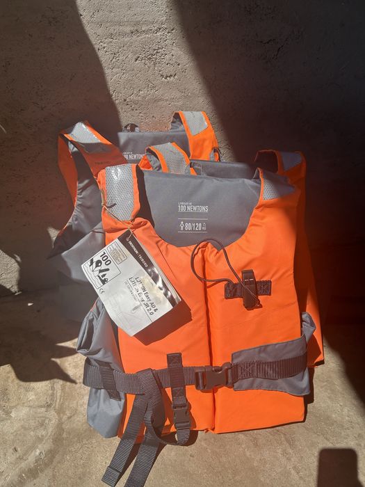 vand 3 veste siguranta noi cu eticheta . Cumparate de la dedeman ,