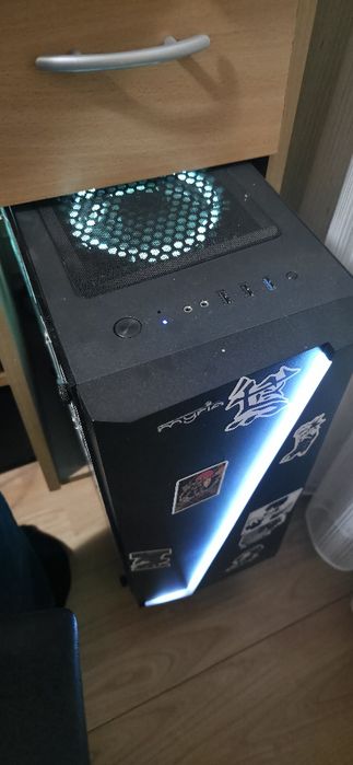 Vând schimb pc gaming din imagine