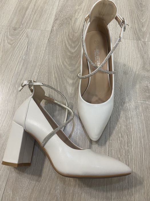 Белые туфли на каблуках