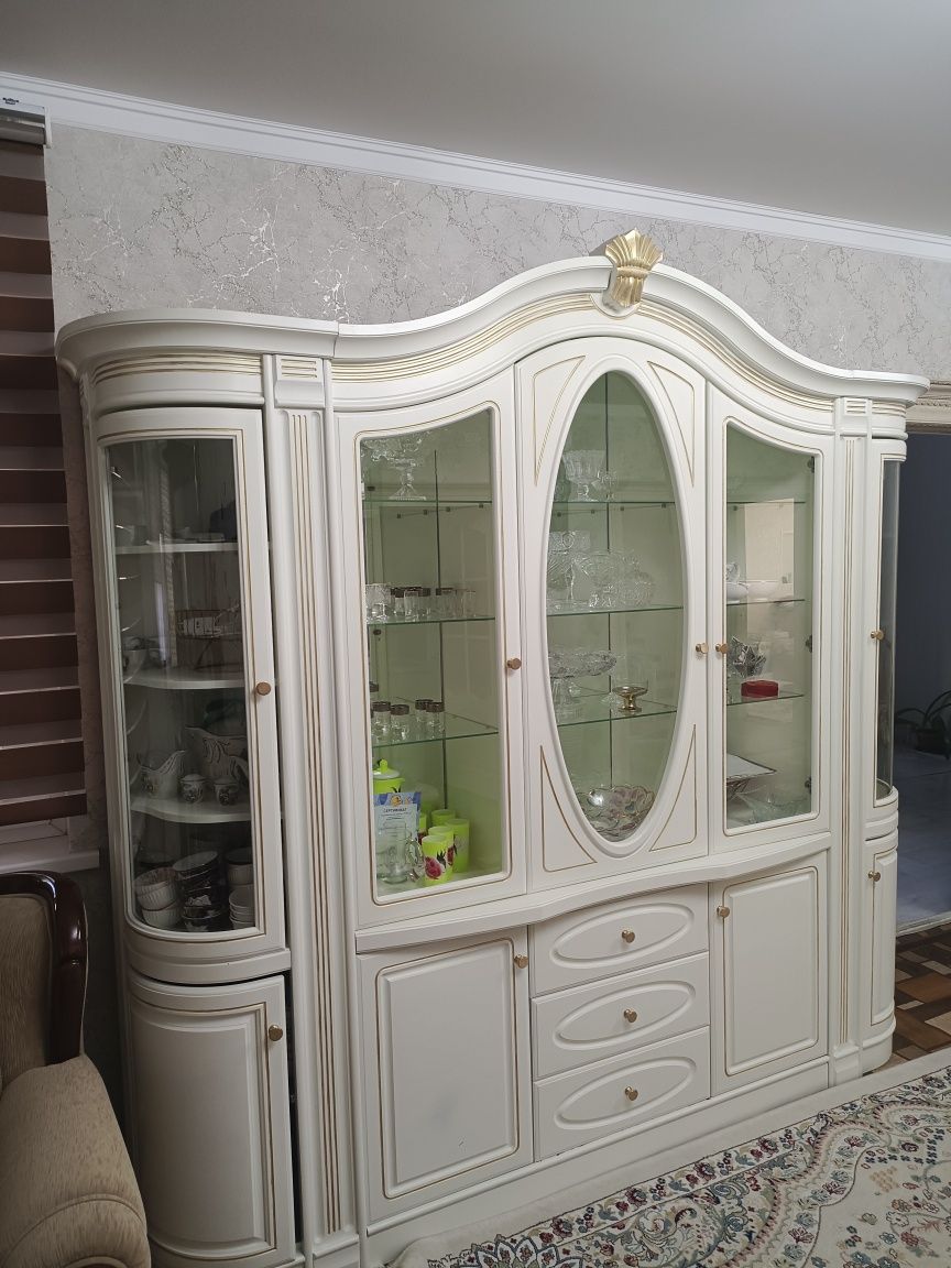 Продам комод и шкаф для посуды