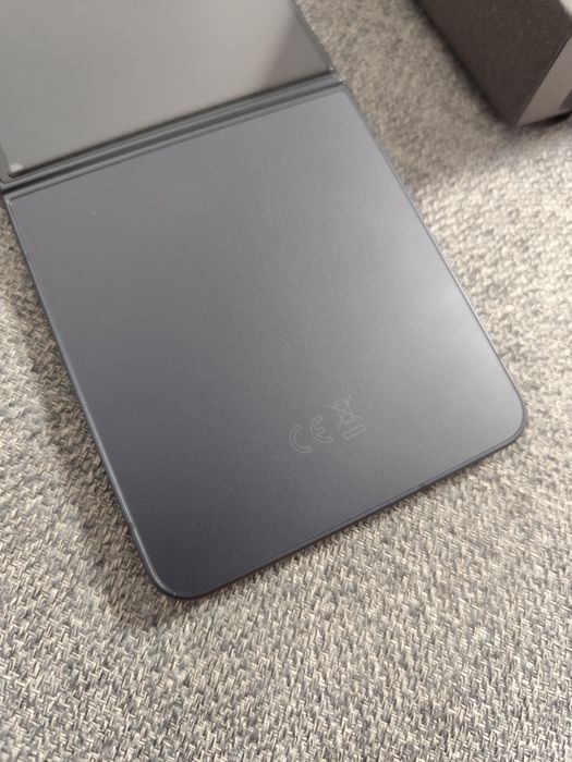 Samsung Z Flip 7 256GB / 12GB RAM