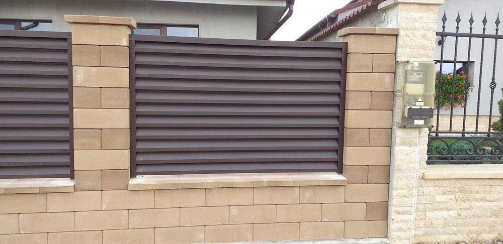 Garduri si porti din panou stil jaluzele si alte modele disponibile
