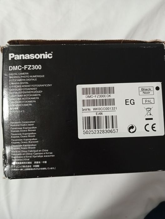 Aparat foto digital Panasonic LUMIX FZ300 cu zoom extins, 12,1 megapix