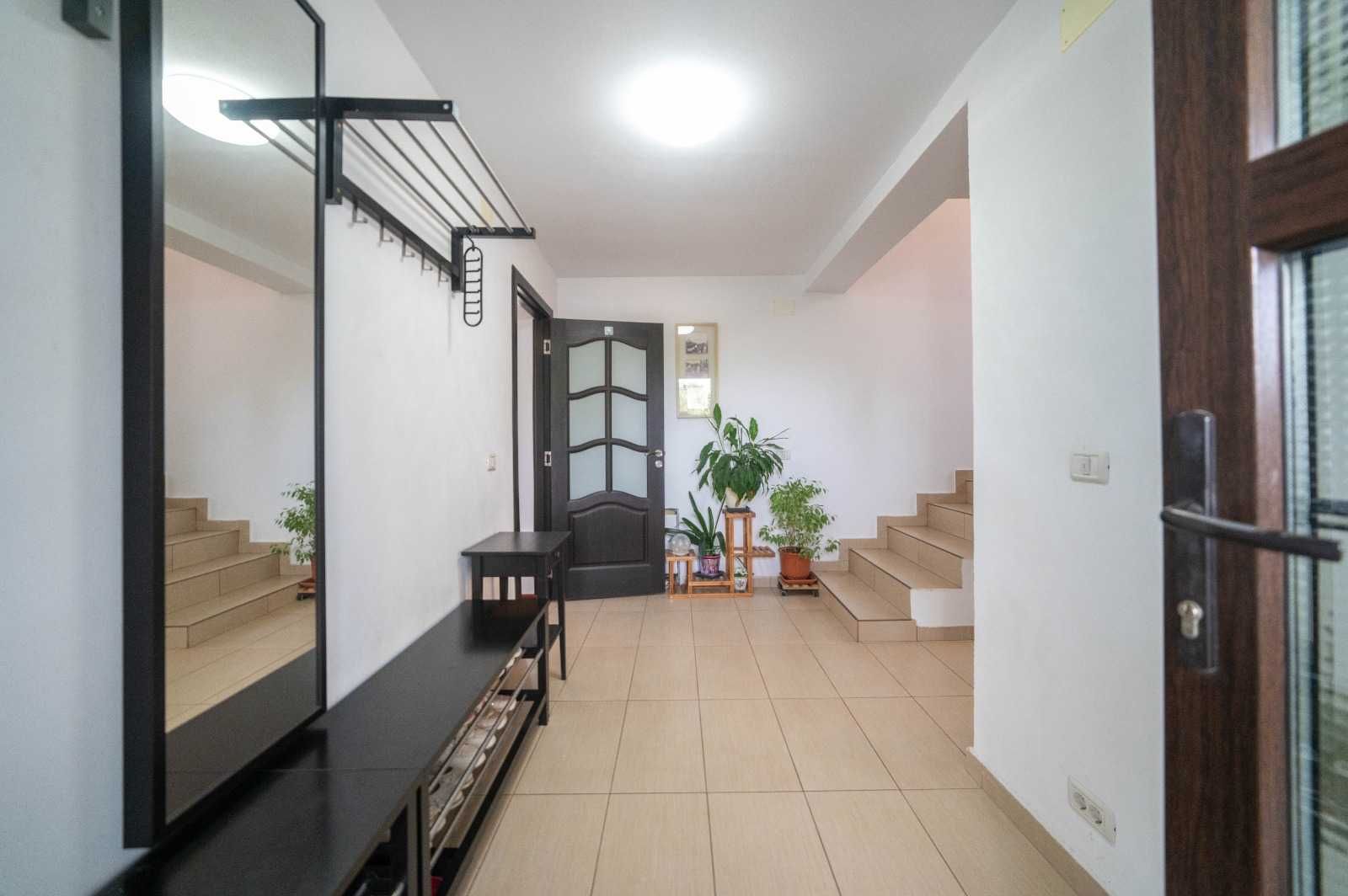 Casă Individuală P+1+M, 6 + 3 camere, 595 mp teren, zona Aradului