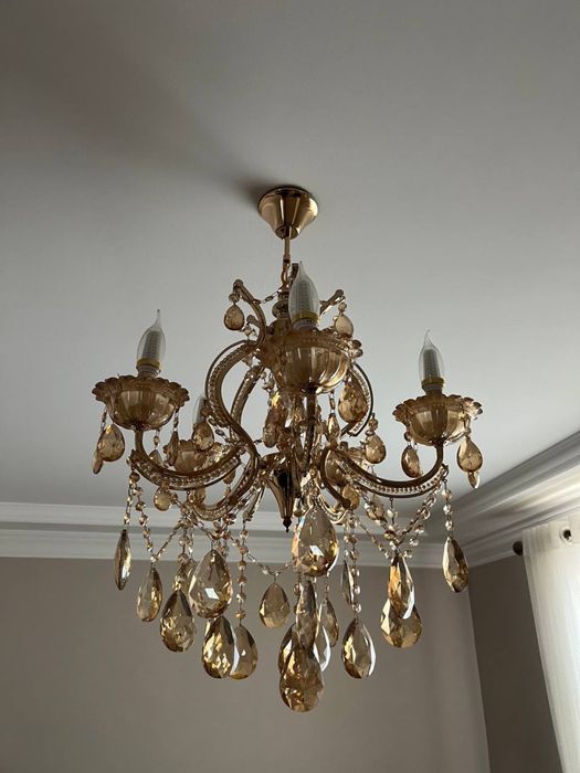 Люстралар сотилади.