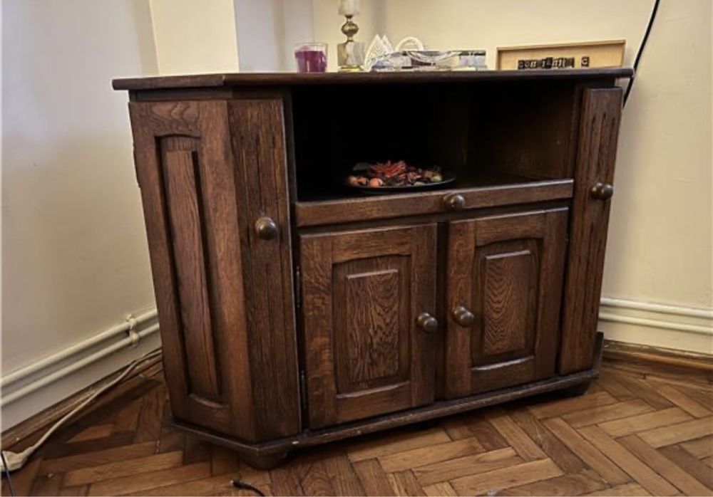 Piesa mobilier triunghiulara din lemn masiv