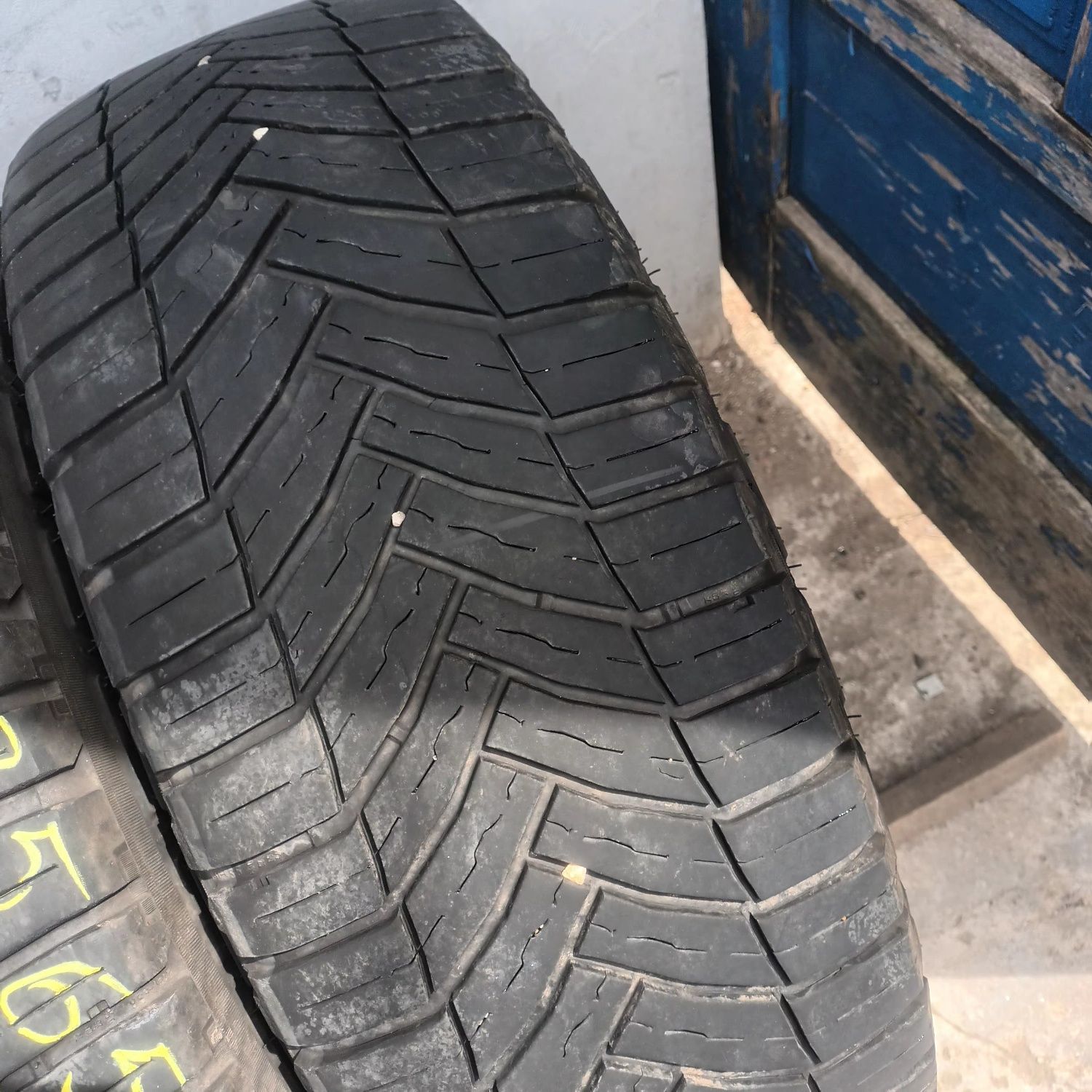 235 65 16 С Michelin 2бр летни за БУС  дот 2023г