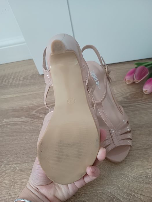 Sandale bej mărimea 35