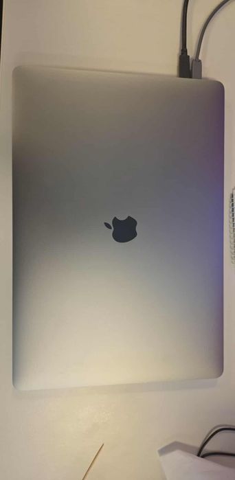 MacBook Pro Intel i7 / 16 GB / 512 GB cu Încărcător