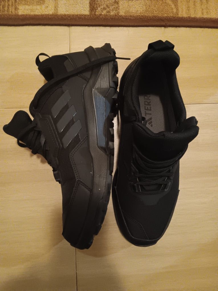 Продавам оригинални мъжки маратонки Adidas