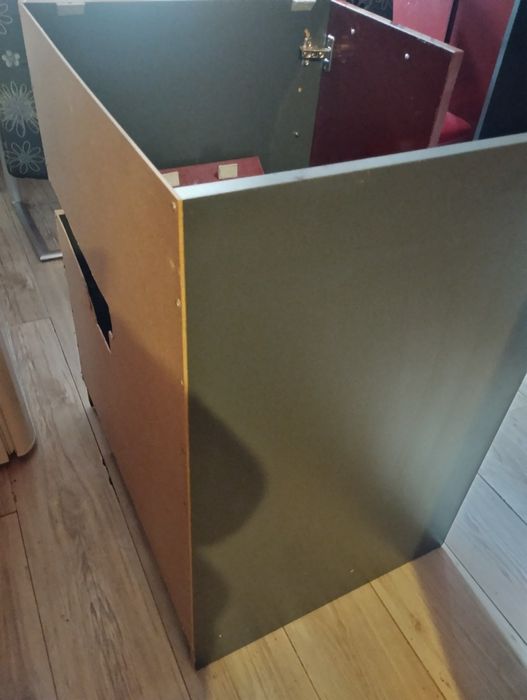 Кухненски ъглов шкаф от по- масивна композиция-  винено червен