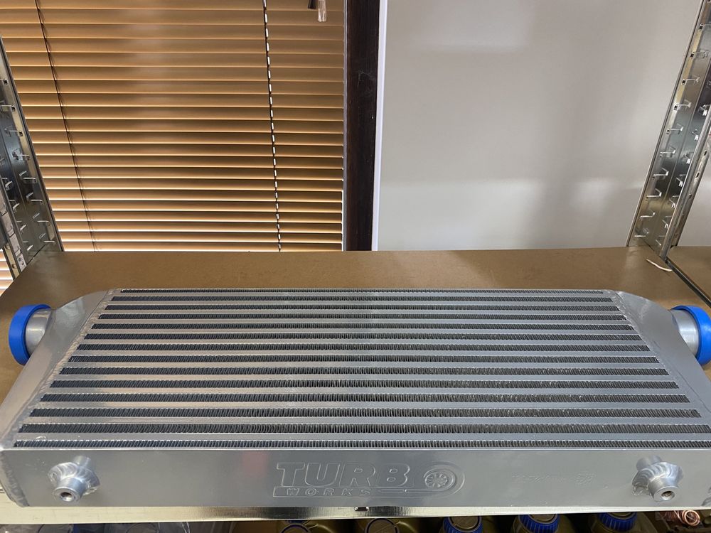 TurboWorks универсален интеркулер Intercooler 550х230х65 bar&plate