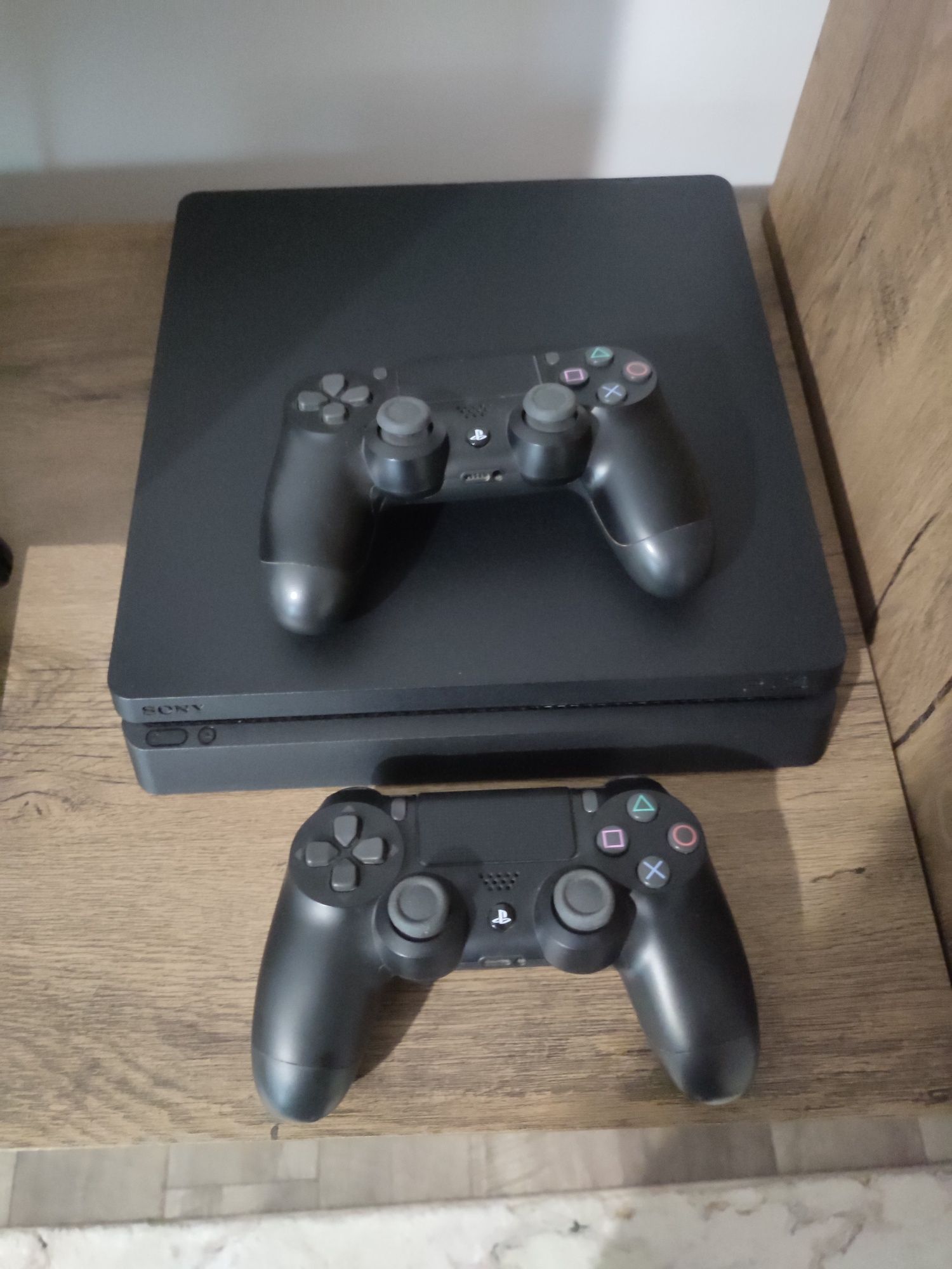 PS4 slim 1tb + 2 x Joystick