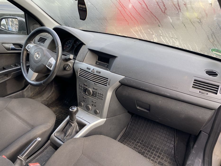 Dezmembrez Opel Astra H facelift 2009