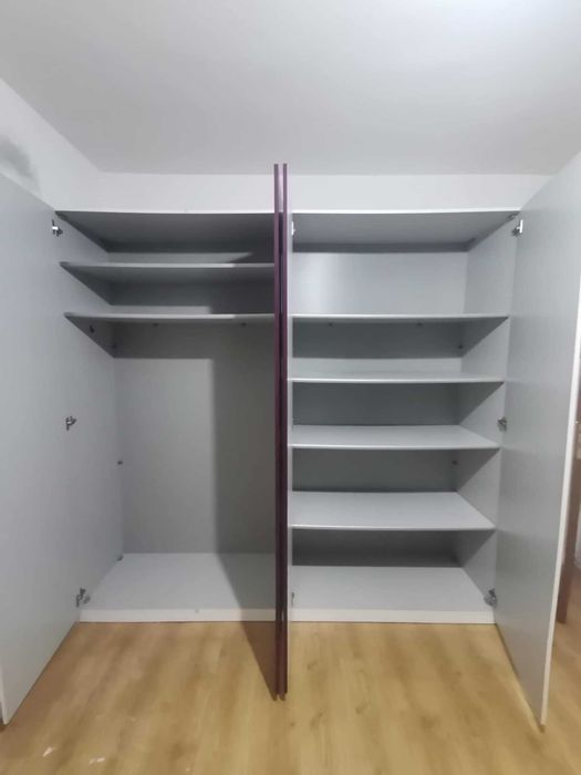 Голям четирикрилен гардероб с огледало на вратите