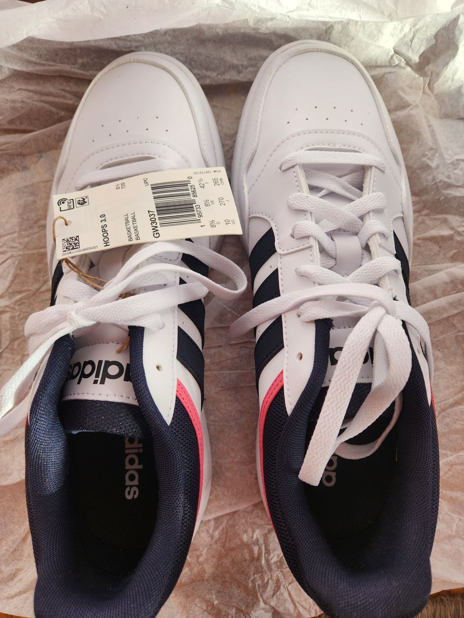 Чисто нови Adidas