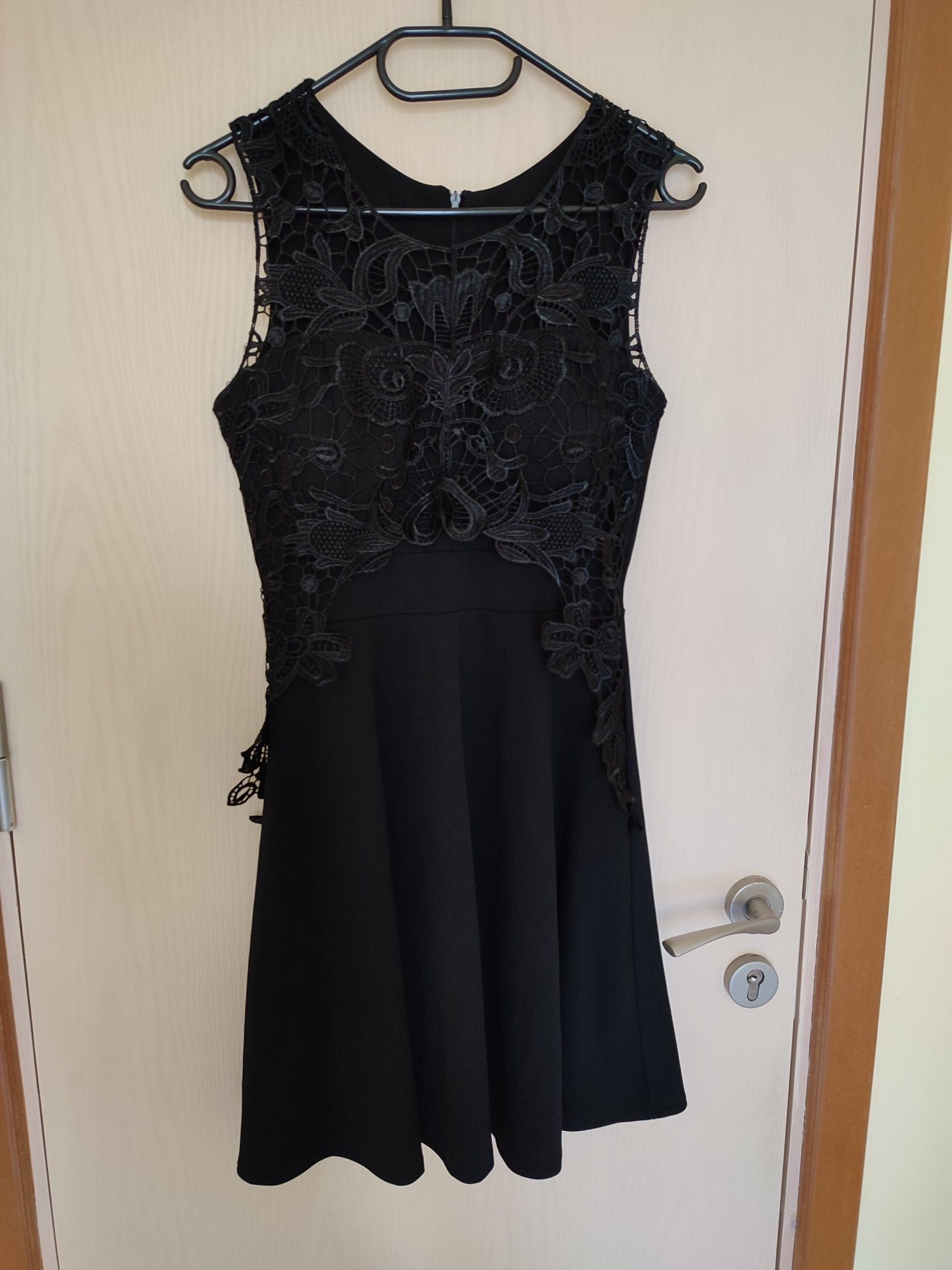 Къса черна рокля