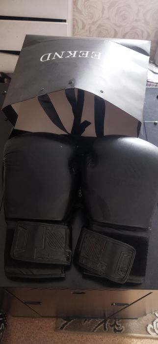 Продам боксерские перчатки черные кожаные