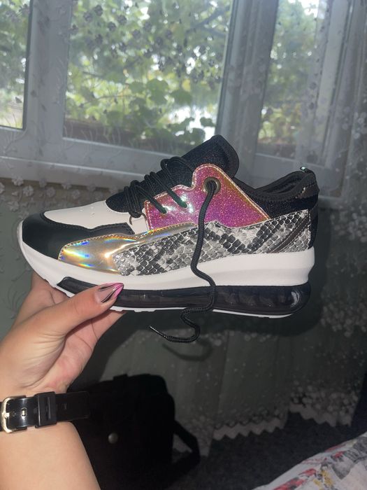 Маратонки чисто нови