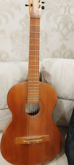 Продается гитара с чехлом