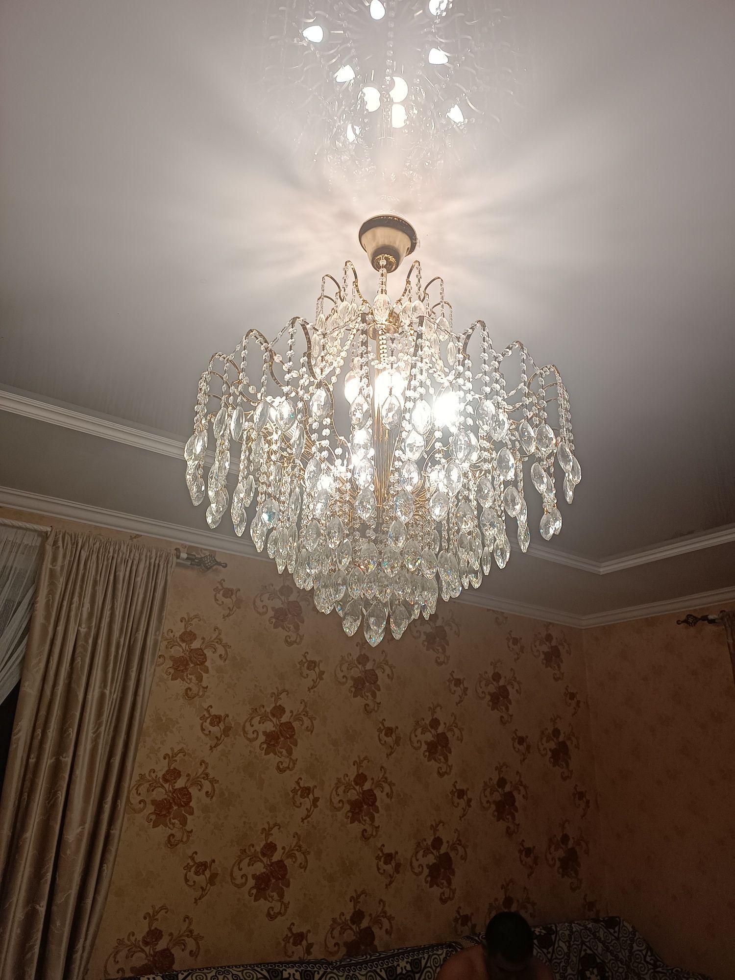 Продам люстру в хорошем состоянии.