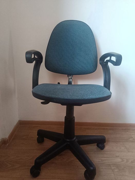Офисное кресло с тканевая обивкой в хорошем состоянии